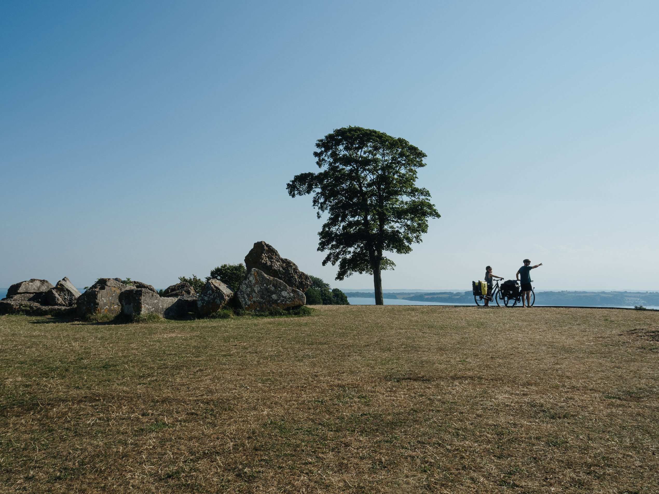 Paar mit ihren Fahrrädern, genießt Sie die Aussicht über die Bucht von Sønderborg in Südjütland.
