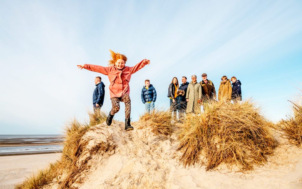 Familie am strand in Dänemark