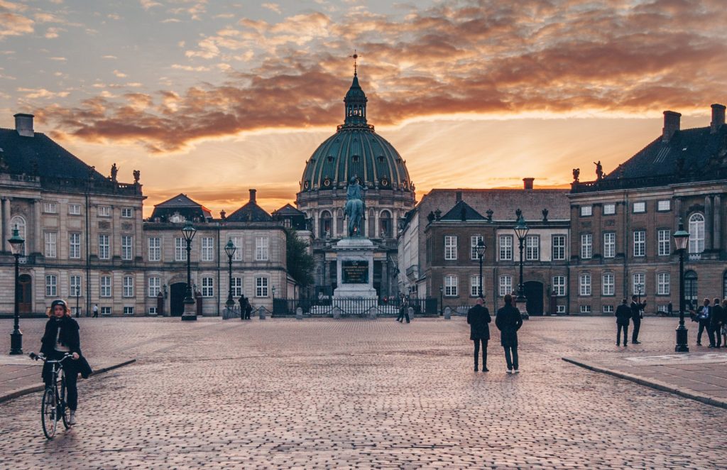 Das Schloss Amalienborg ist die Kopenhagener Stadtresidenz der dänischen Königin Margrethe II.