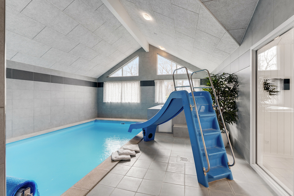 Das Ferienhaus 502 hat einen schicken Poolbereich mit Wasserrutsche, einem geräumigen, eingelassenen Whirlpool und einer Sauna.