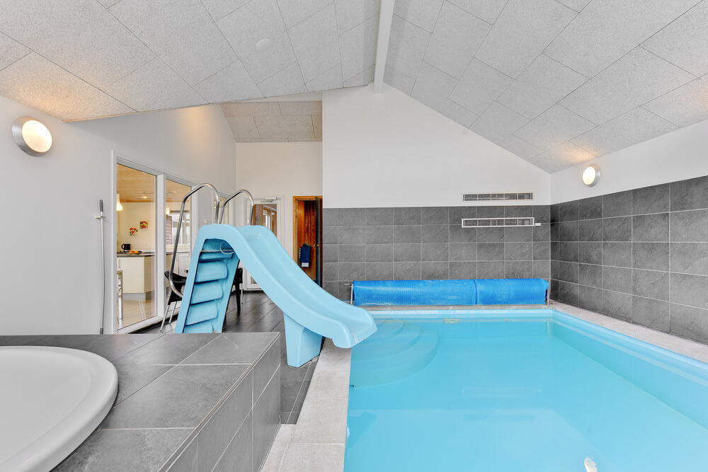 Das Ferienhaus 280 hat einen schicken Poolbereich mit Wasserrutsche, einem geräumigen, eingelassenen Whirlpool und einer Sauna.