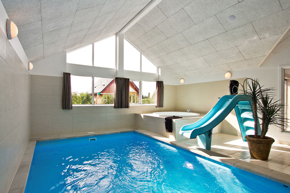 Der tolle Poolbereich bietet neben dem 15 m2 Swimmingpool mit Wasserrutsche einen Whirlpool für 4-6 Personen und eine Sauna