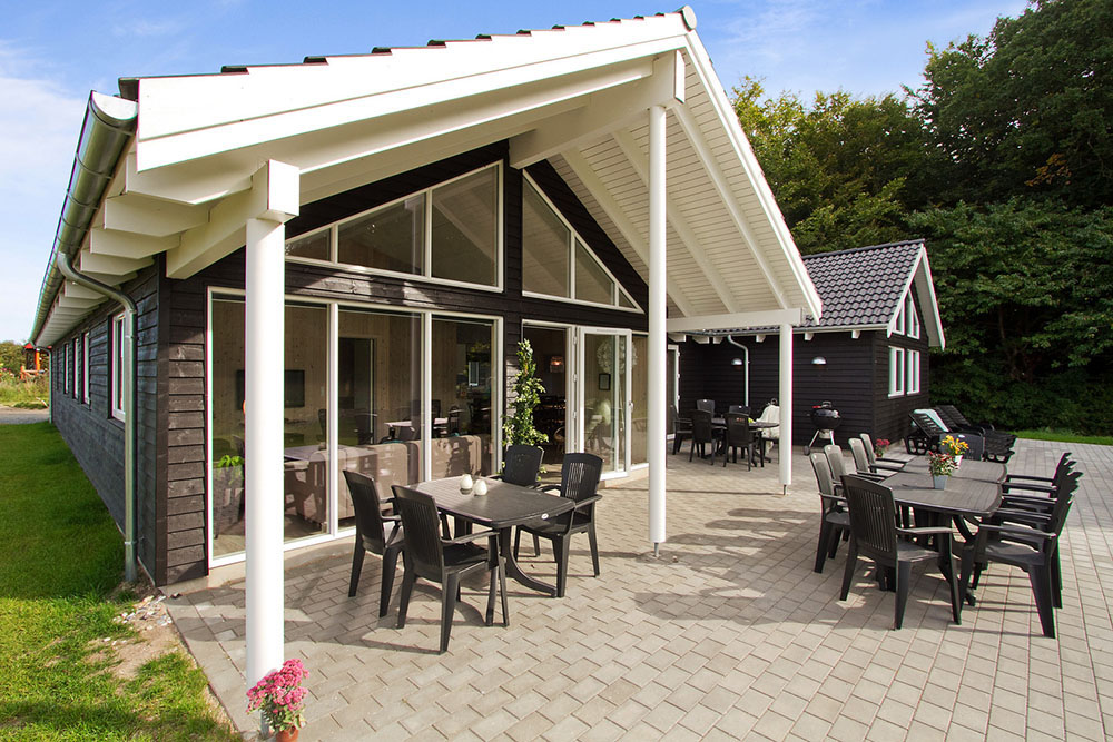 Genießen Sie den dänischen Sommer in vollen Zügen - auf der großen, teilweise überdachten Terrasse