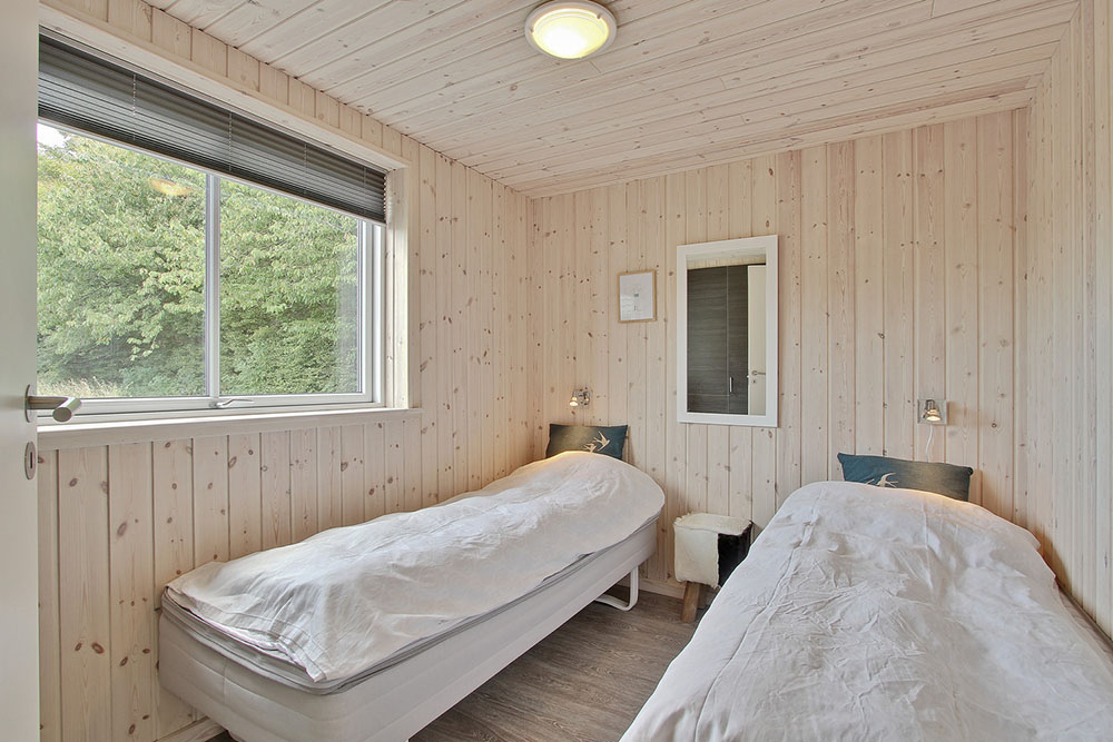 Die Schlafzimmer sind schön mit Einzel- oder Doppelbetten sowie Schränken eingerichtet