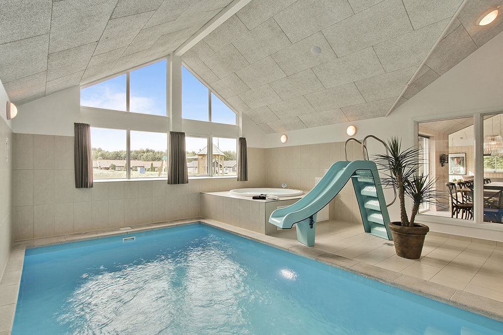 Im Swimmingpool des Hauses können die Gäste stundenlang Baden und Schwimmen. Hinterher geht's zur Entspannung in den Whirlpool oder in die Sauna