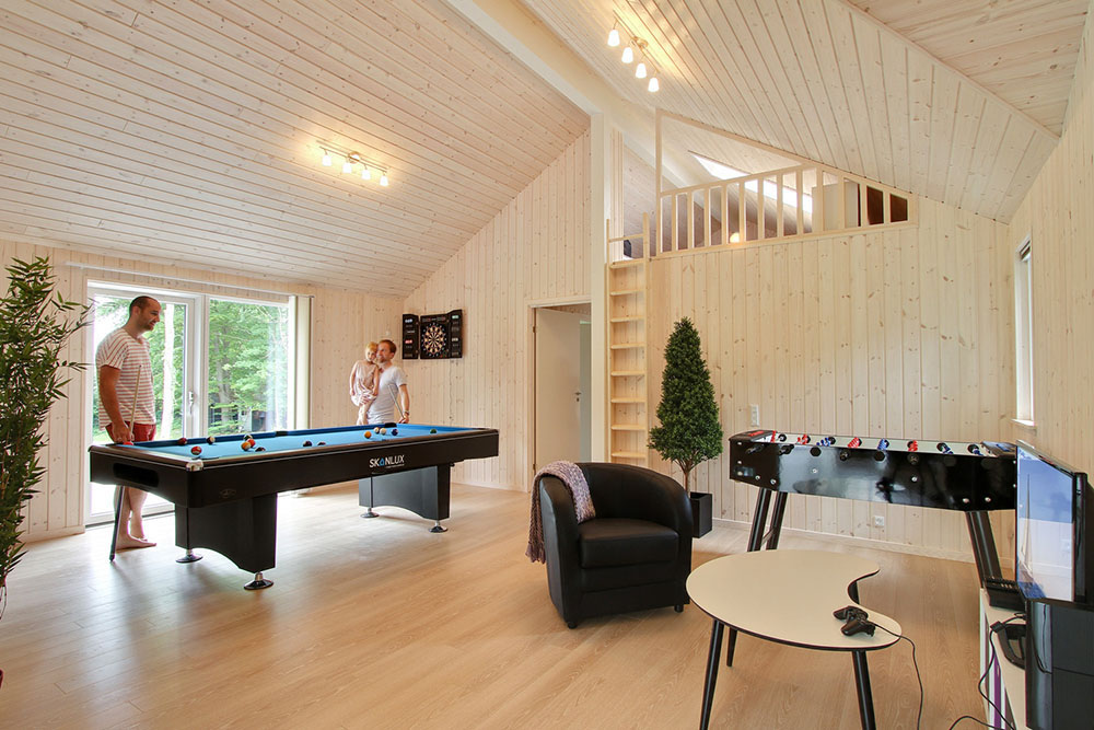 Im Aktivitätenraum fordern Familie und Freunde sich gegenseitig zu einer Partie Billard, Tischtennis oder Dart heraus.