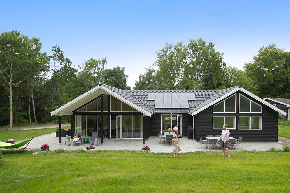 Das Luxusferienhaus liegt auf einem Grundstück in der Nähe von dem schönen Strand und den Geschäften Hornbæks 