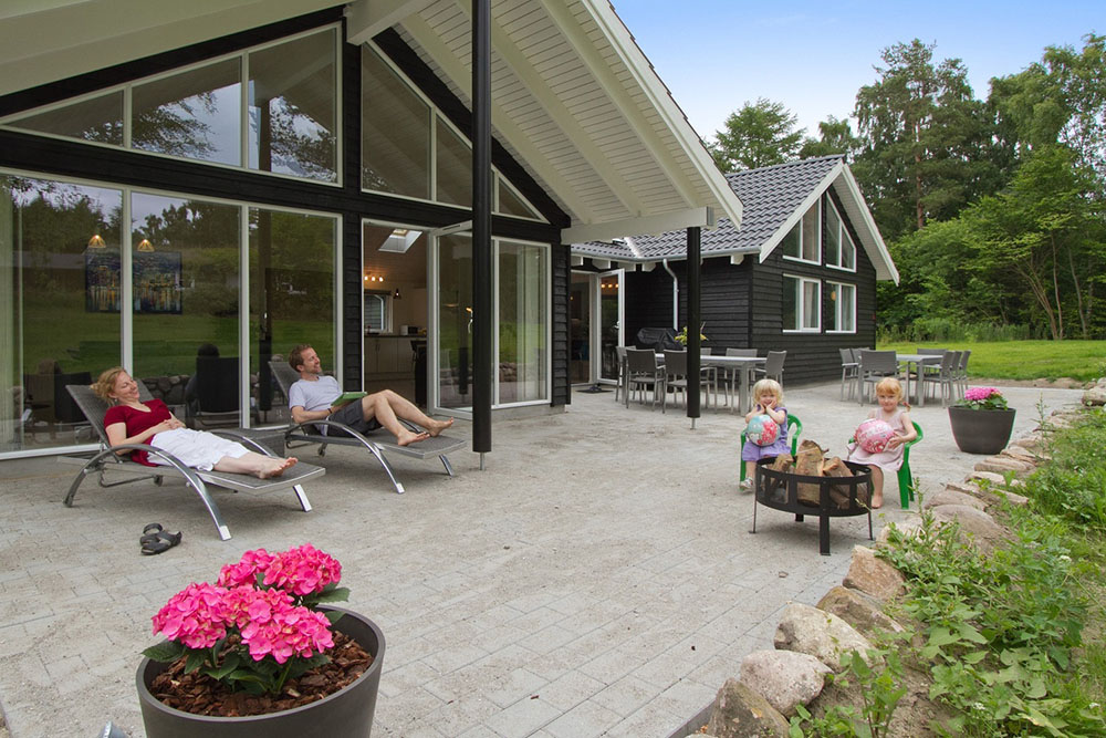 Auf der großen und teilweise überdachten Terrasse können Familie und Freunde super grillen oder an einem Sommertag ein Sonnenbad genießen