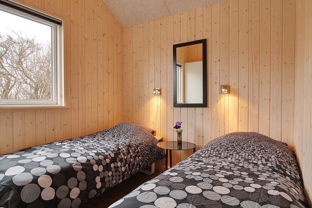 Die Schlafzimmer sind hell eingerichtet und verfügen über Doppel- oder Einzelbetten sowie Einbauschränke