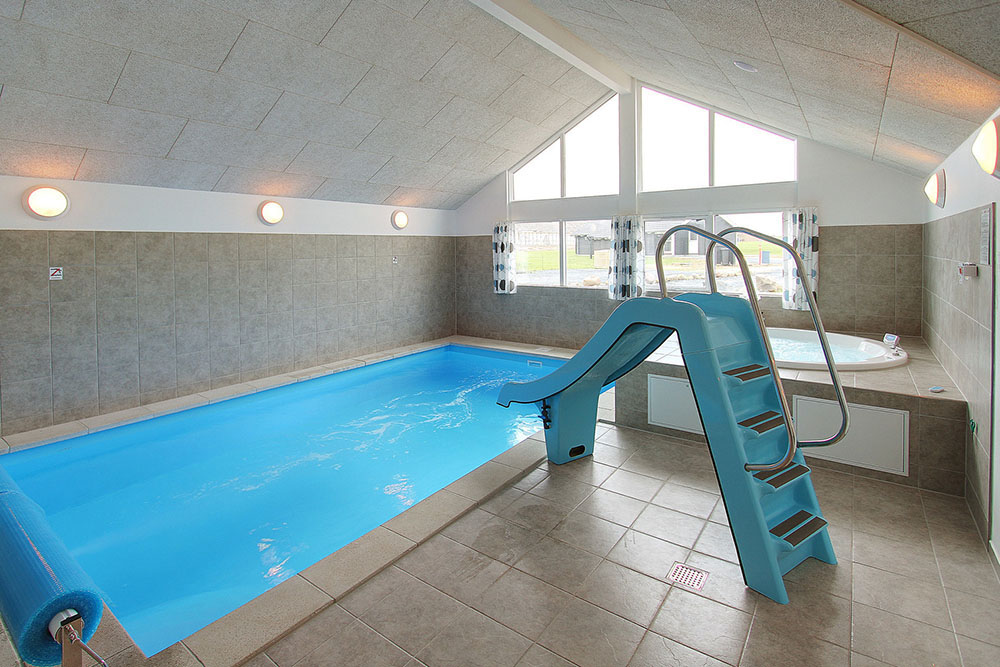 Wasserfans kommen im Poolbereich mit Wasserrutsche, Whirlpool und Sauna voll auf ihre Kosten