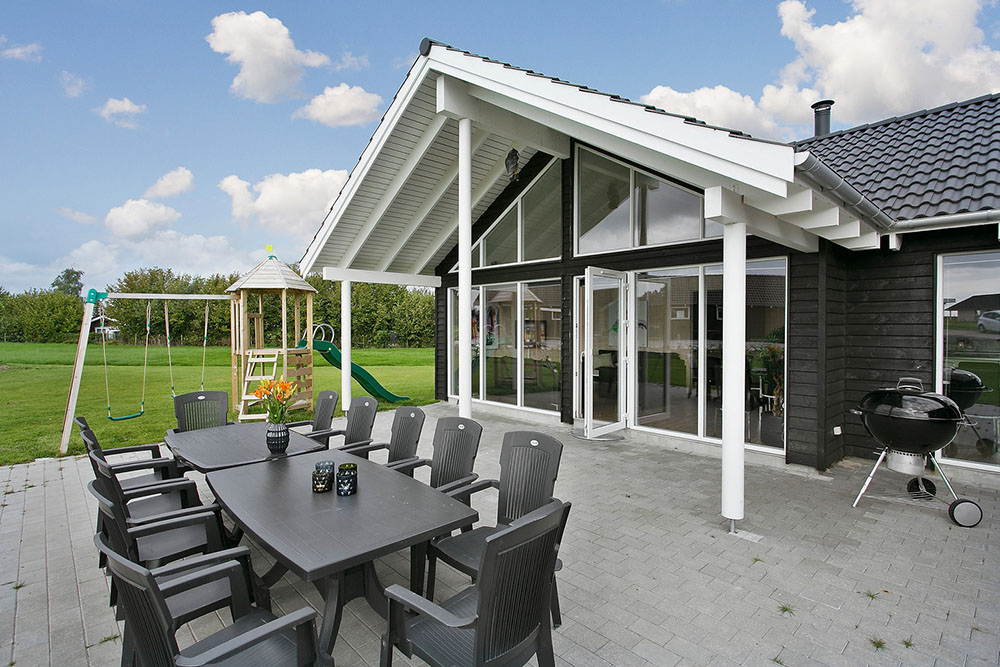 Das Haus verfügt über eine große Terrasse auf der man herrliche Barbecues veranstalten oder sich einfach nur die Sonne auf den Pelz brennen lassen kann. Die kleinen Gäste freuen sich derweil über Schaukel und Sandkiste im Garten