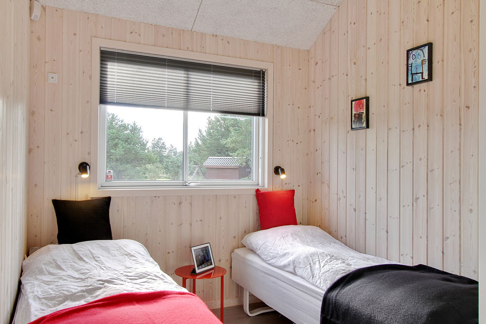 Die Schlafzimmer sind ansprechend eingerichtet und verfügen über Einzel- oder Doppelbetten und Schränke