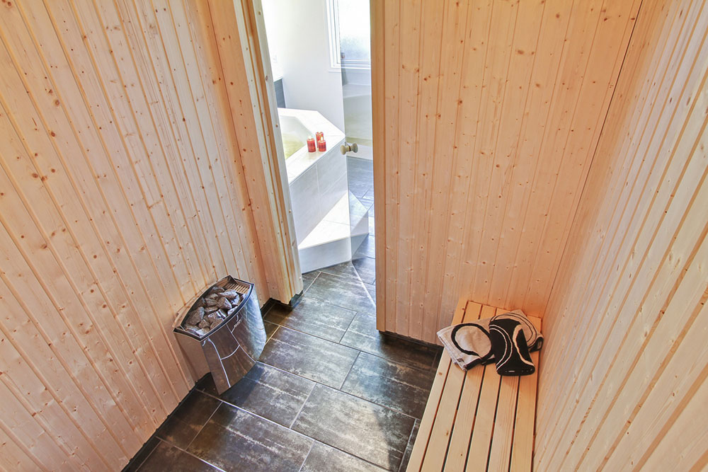 Die Sauna lädt zu Entspannung und Wellness ein