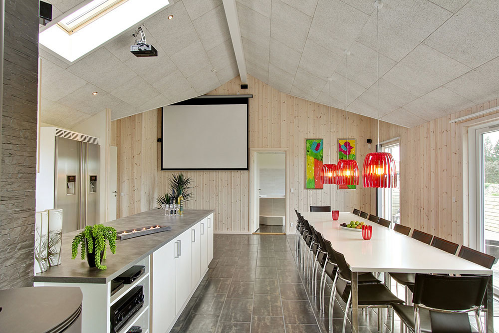 Im Wohnzimmer stehen Leinwand und Projektor zur Verfügung für die Gäste.