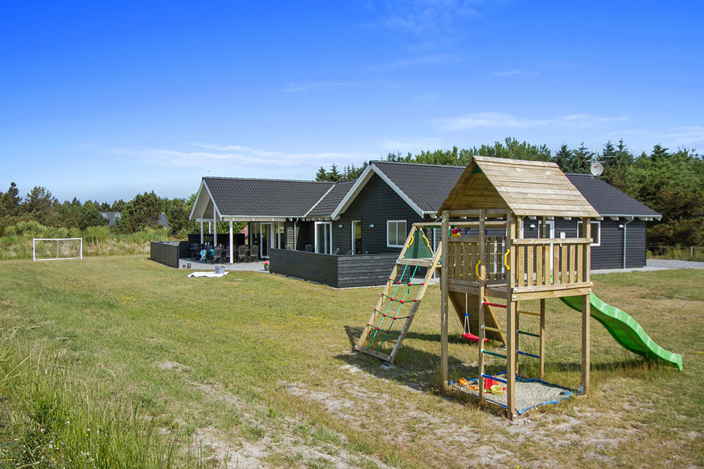 Zu dem attraktiven Ferienhaus Nr. 311 in Westjütland gehört auch ein tolles Angebot im Außenbereich, z. B. Spieleturm und Schaukeln