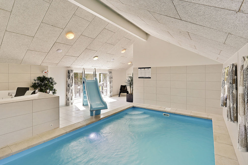 Badelustige Gäste können im Pool des Hauses (ausgestattet mit Wasserrutsche und Gegenstromanlage) viel Spaß haben