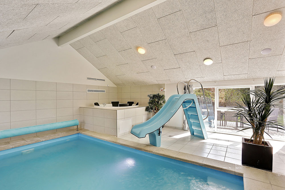 Der große Einbauwhirlpool lädt zu Entspannung und Wellness ein