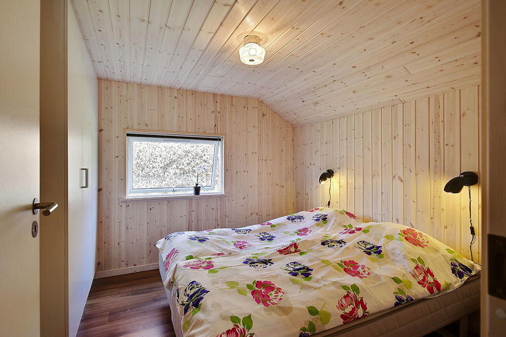 Die Schlafzimmer sind hell und einladend. Sie sind mit Boxmatratzen und Einbauschränken ausgestattet