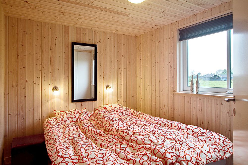 Die Schlafzimmer des Hauses sind hell und mit Boxmatratzen und Einbauschränken ausgestattet