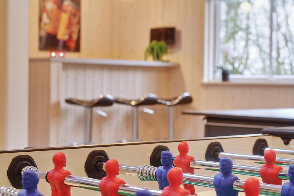 Der hauseigene Aktivitätenraum ist mit einer gemütlichen Bar inklusive Kühlschrank ausgestattet, so dass die warmgelaufenen Sportsleute nicht auf eine kühle Erfrischung verzichten müssen