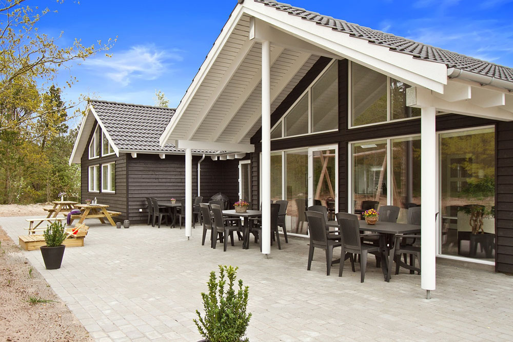 Es gibt eine große, teilweise überdachte Terrasse, auf der die Sonne in den guten Gartenmöbeln genossen werden kann