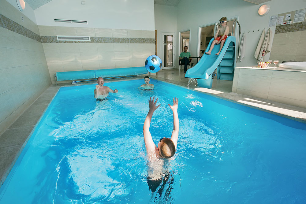 Den hellen und geräumigen Poolbereich ist mit seiner guten Atmosphäre ideal für entweder einem Sprung in den Pool, einer Fahrt auf der Wasserrutsche oder Entspannung in den Whirlpool.