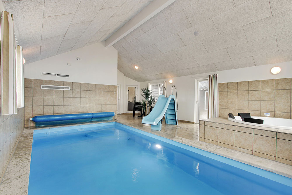 Pool mit Rutsche und Gegenstromanlage ist ein Paradies für Wasserratten