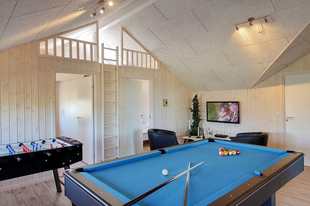 Im Aktivitätenraum des Hauses gibt es keine Entschuldigung mehr fürs Stillsitzen - treten Sie gegeneinander in Tischtennis/Billard, Kicker oder Dart an