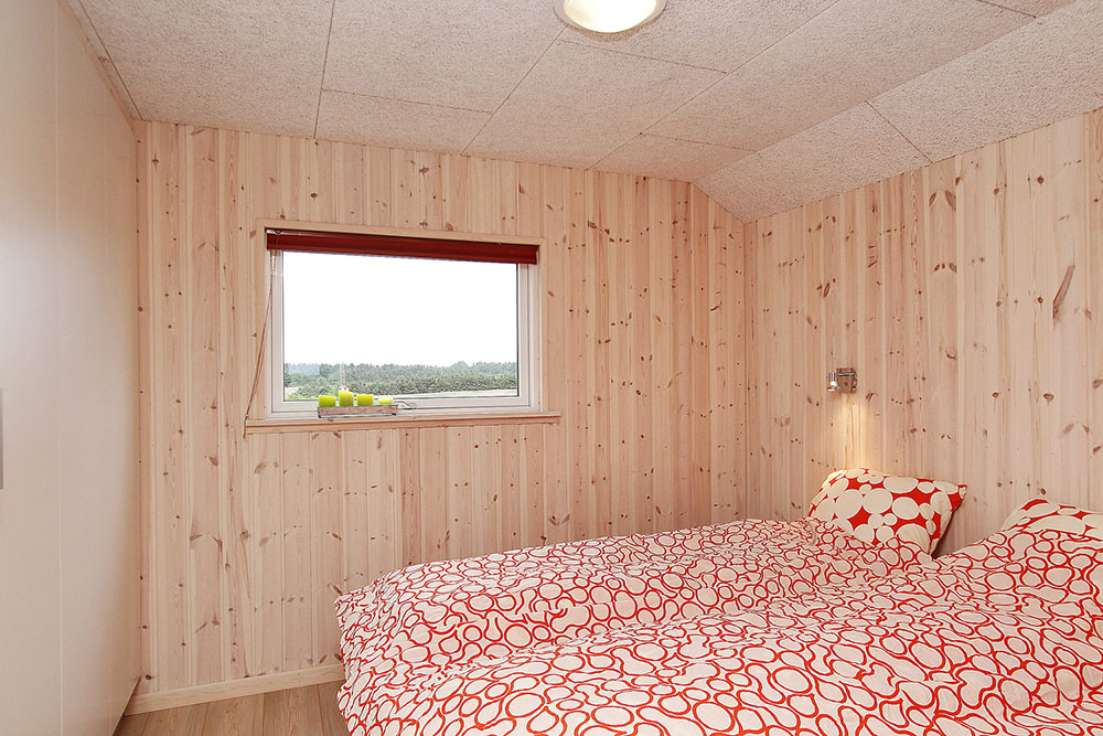 Die Schlafzimmer sind hell und einladend. Sie sind mit Boxmatratzen und Einbauschränken ausgestattet