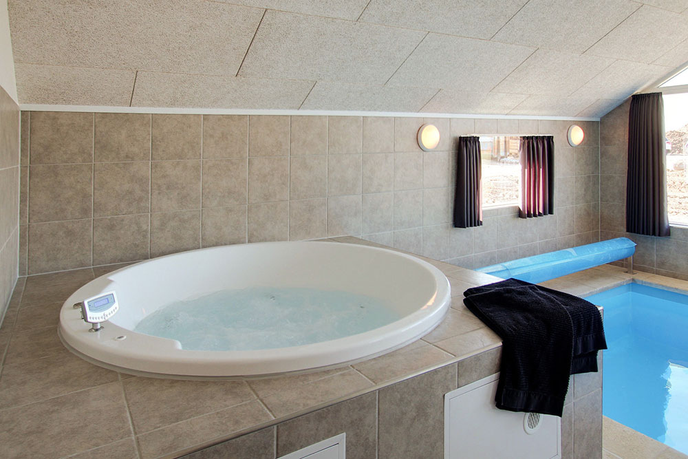 Nach einem ereignisreichen Tag darf sich im eleganten Whirlpool des Hauses entspannt werden