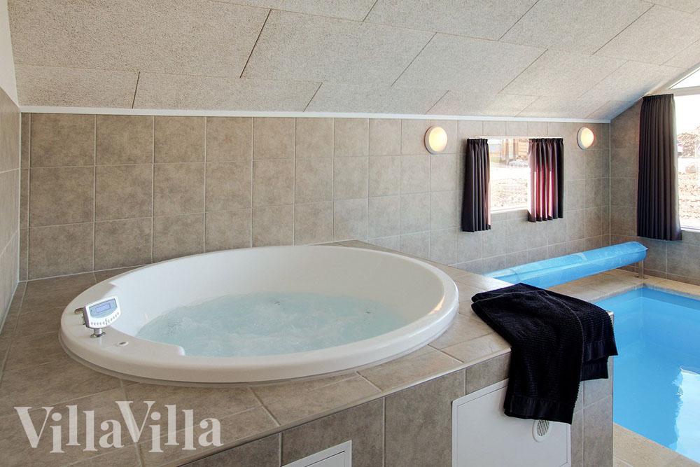Nach einem ereignisreichen Tag darf sich im eleganten Whirlpool des Hauses entspannt werden