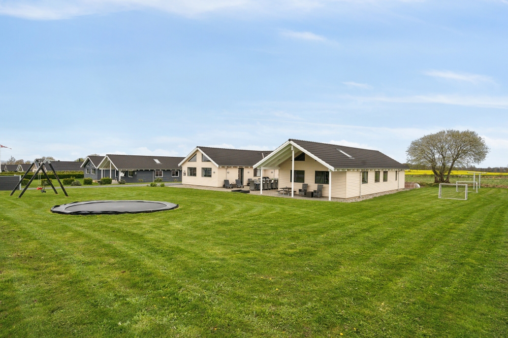 Zu dem attraktiven Ferienhaus Nr. 318 in Fünen und seine Inseln gehört auch ein tolles Angebot im Außenbereich, z. B. Spieleturm und Schaukeln
