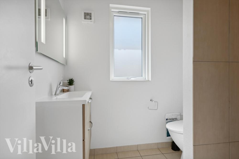 Eines der Badezimmer im Luxusferienhaus Nr. 320