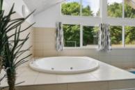 Genießen Sie den warmen Whirlpool im Luxusferienhaus Nr. 320 in Ostjütland
