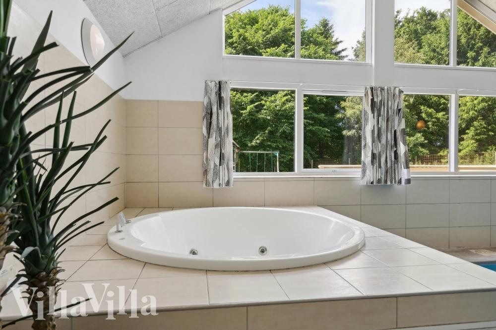 Genießen Sie den warmen Whirlpool im Luxusferienhaus Nr. 320 in Ostjütland