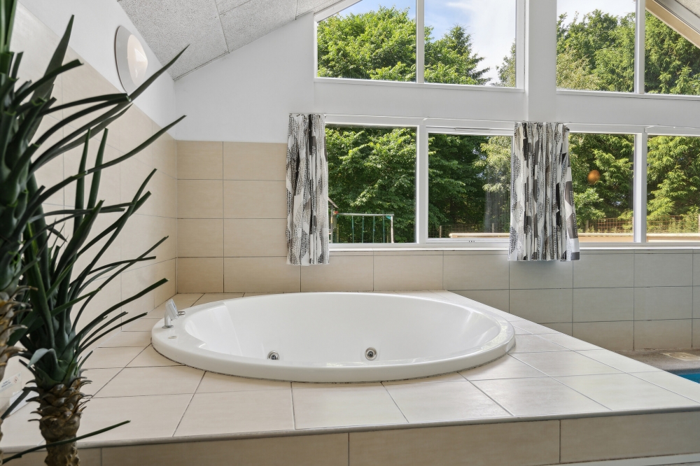 Genießen Sie den warmen Whirlpool im Luxusferienhaus Nr. 320 in Ostjütland