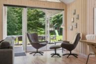 Die Couch im Luxusferienhaus Nr. 320 in Ostjütland lädt zu Gesellschaftsspielen oder zu Kinoabenden ein.
