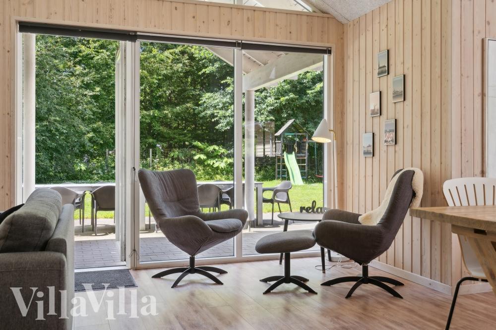 Die Couch im Luxusferienhaus Nr. 320 in Ostjütland lädt zu Gesellschaftsspielen oder zu Kinoabenden ein.