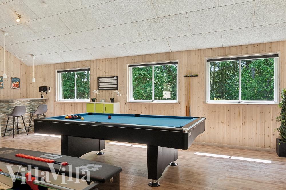 Neben den vielen schönen Stunden, die man im Poolbereich des Hauses verbringen kann, bietet das Luxusferienhaus 320 auch Spielevergnügen bei Billard/Tischtennis und Darts