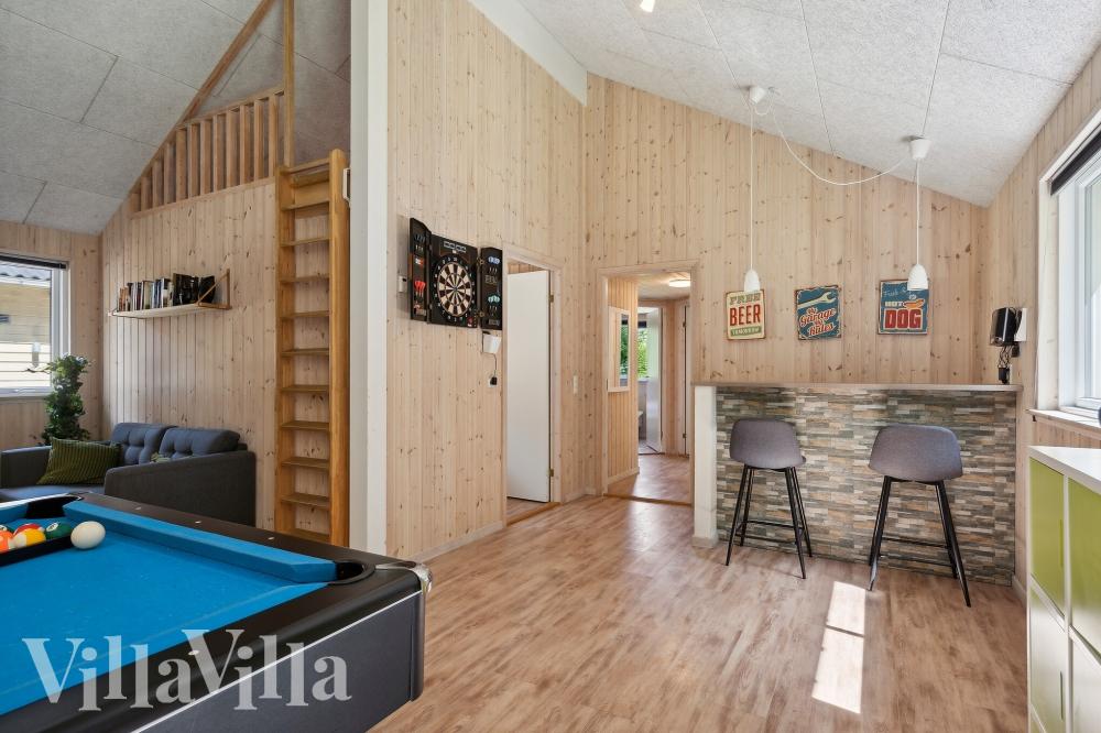 Das Luxusferienhaus 320 für 18 Personen hat einen großen Aktivitätsraum mit u. a. Billard und Darts