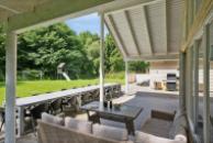 Genießen Sie einen Grillabend auf der Terrasse des Luxusferienhauses Nr. 320 in Ostjütland