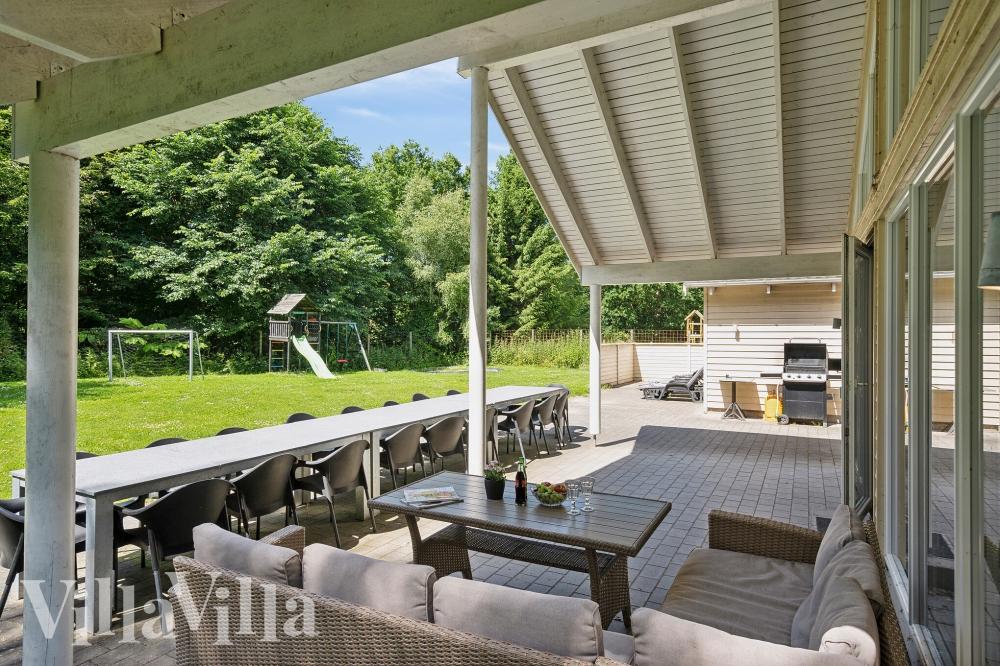 Genießen Sie einen Grillabend auf der Terrasse des Luxusferienhauses Nr. 320 in Ostjütland