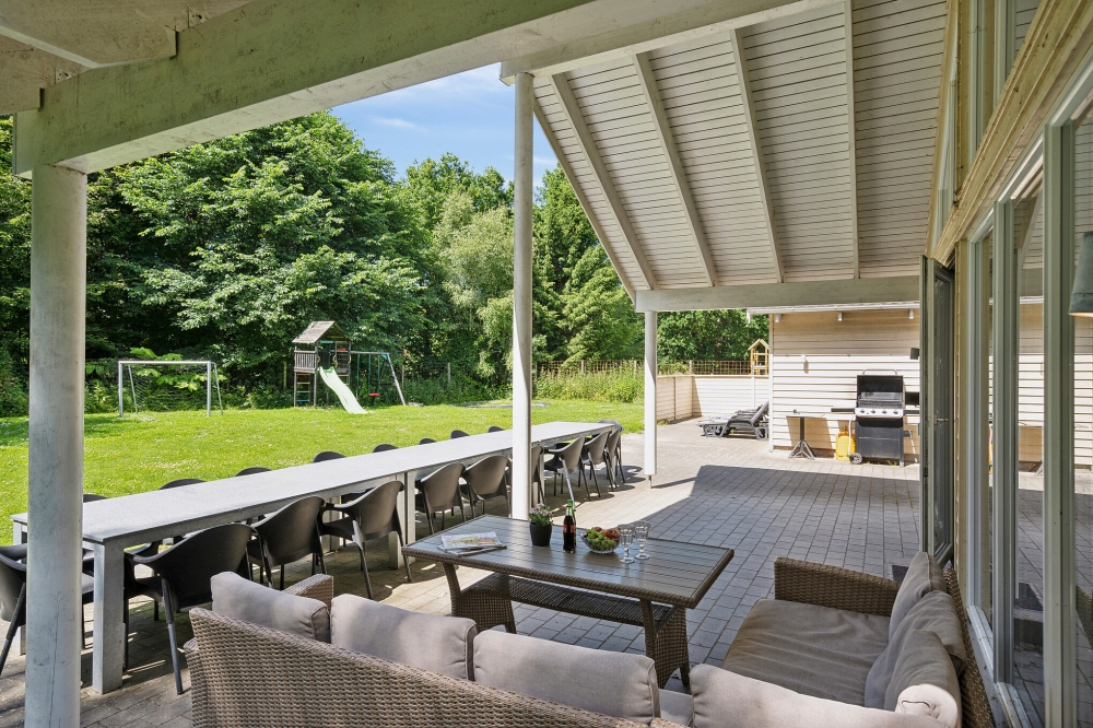 Genießen Sie einen Grillabend auf der Terrasse des Luxusferienhauses Nr. 320 in Ostjütland