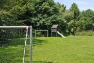 Zu dem attraktiven Ferienhaus Nr. 320 in Ostjütland gehört auch ein tolles Angebot im Außenbereich, z. B. Spieleturm und Schaukeln