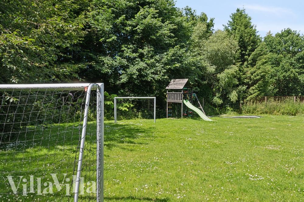 Zu dem attraktiven Ferienhaus Nr. 320 in Ostjütland gehört auch ein tolles Angebot im Außenbereich, z. B. Spieleturm und Schaukeln