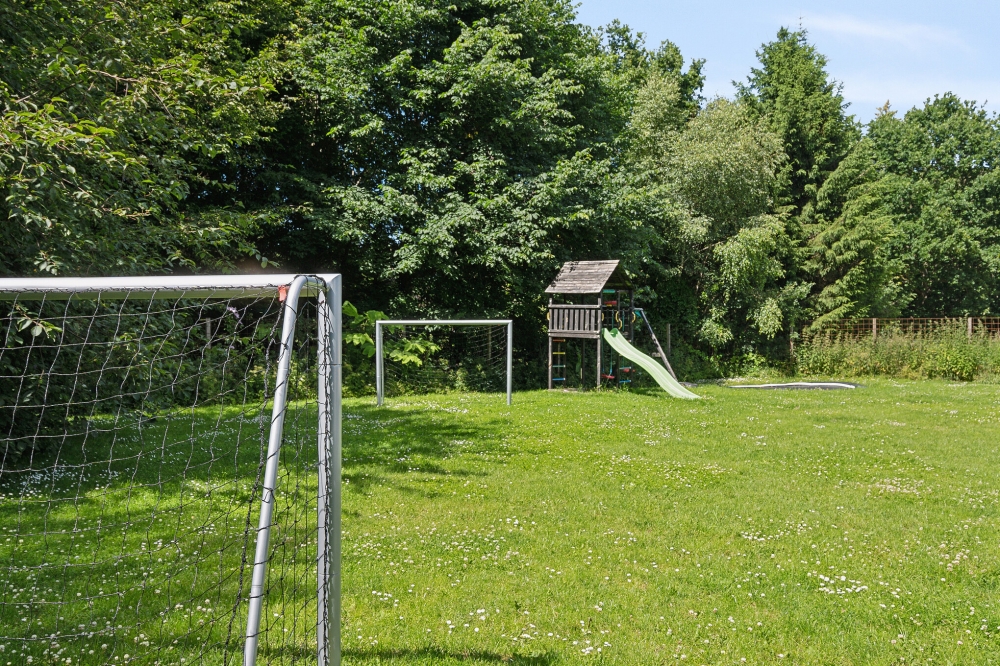Zu dem attraktiven Ferienhaus Nr. 320 in Ostjütland gehört auch ein tolles Angebot im Außenbereich, z. B. Spieleturm und Schaukeln