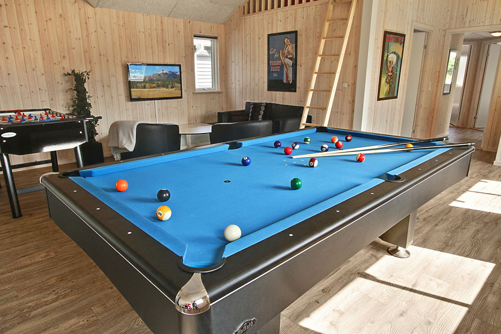 Billard, Tischtennis, Kicker, Darts und Spielekonsolen – dieses Luxusferienhaus hat alles. 