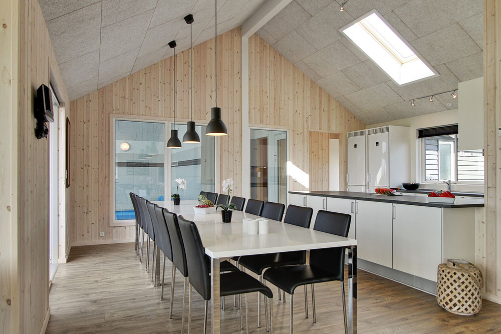 In dem Wohnzimmer ist Platz für alle Ferienhausgäste um den Esstisch.  