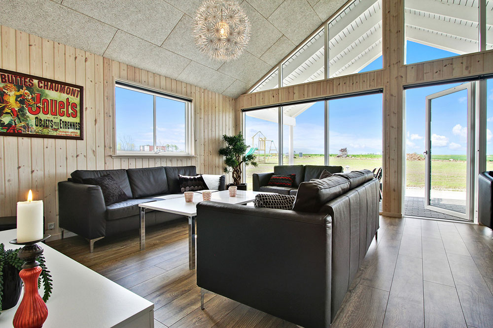 In dem Luxusferienhaus bekommen Sie die richtige Ferienhausstimmung mit gemütlich eingerichtet Wohnzimmer mit Brennofen. 