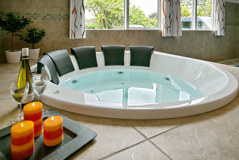 Genießen Sie den warmen Whirlpool im Luxusferienhaus Nr. 321 in Nordseeland